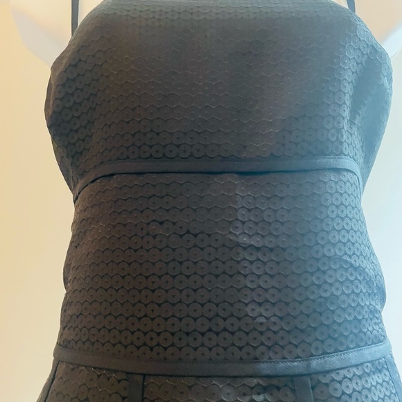 Beautiful and elegant strap black dress..Zipper on the right side. Knee length - Picture 2 of 3